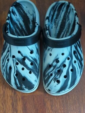 Black & White Marble Off Court Crocs Sz 7 Women's